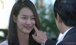 Lần nào cũng bắt gặp ánh mắt đắm đuối của vợ sếp nên tôi chủ động tấn công, ai ngờ sau đó tôi đánh mất tất cả