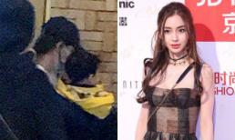 Angela Baby ôm con trai bụ bẫm xuất hiện cùng gia đình ở Thượng Hải