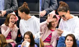 Suri cười xinh như thiên thần, nhí nhảnh selfie cùng mẹ khi đi xem khúc côn cầu