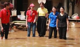 Hoa hậu Bùi Thị Hà và tập đoàn bảo vệ Long Hoàng đến tỉnh Thanh Hóa cứu trợ dân vùng lũ