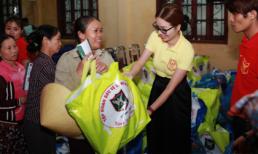 Hoa hậu Bùi Thị Hà đi xuyên tâm lũ, vượt qua cung đường lầy lội cứu trợ khẩn cấp