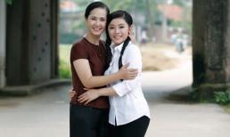 NSND Lan Hương bất ngờ hóa 'mẹ quê' dịu dàng của bộ đôi ca sĩ Sao Mai