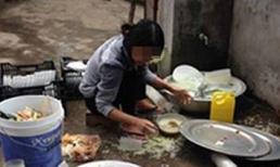 Thấy vợ hùng hục rửa cả 30 mâm bát, người chồng luôn nghe lời mẹ đã làm chuyện khó tin