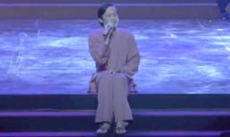 Hoài Linh ngồi bệt trên sâu khấu, khoe giọng hát 'ngọt như mía lùi'