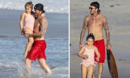 Harper ra dáng thiếu nữ khi diện đồ bơi hồng quấn quýt với bố trên biển