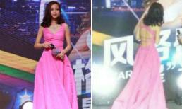 Angela Baby xuống tóc, diện đầm hồng sến súa để lộ lưng trần