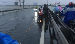 Đường biến thành sông, người dân liều mình vượt qua dòng nước chảy siết