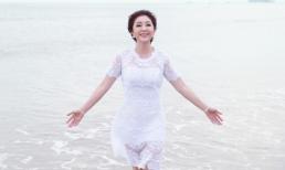 'Cô đào lẳng' Thoại Mỹ trẻ trung bất chấp tuổi tác khoe dáng trước biển