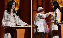 Angelina Jolie đẹp lộng lẫy với đầm sequin, nhảy múa trên sân khấu 'Governors Awards 2017'