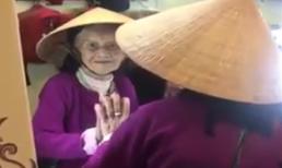 Xót xa cảnh cụ bà 103 tuổi tự tâm sự với chính mình trong gương