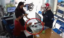 'Nữ quái' tinh vi trộm điện thoại ngay trước mặt 2 nhân viên