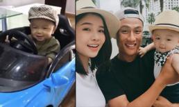 Con trai Kỳ Hân - Mạc Hồng Quân thích thú khám phá món quà mẹ tặng