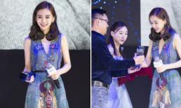 Angela Baby đẹp đằm thắm khi nhận giải thưởng 'Nữ nghệ sĩ có giá trị nhất năm'