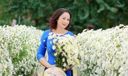 NSƯT Hương Dung duyên dáng khi diện áo dài giữa vườn cúc họa mi