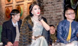 Á hậu Ngọc Quỳnh diện áo choàng lông dài với phong cách quý phái