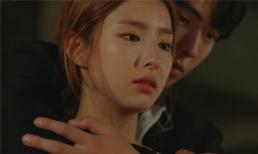 Em vừa nói ra thân phận mình, mẹ tôi tỏ vẻ khinh bỉ liền lấy giấy lau bàn tay đã động vào người em