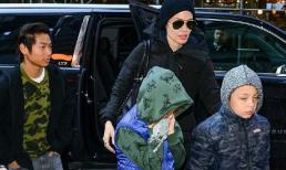 Pax Thiên xuất hiện nam tính bên mẹ và các em trong tiết trời giá lạnh