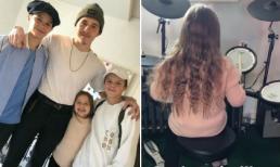 Harper cười toe toét, trổ tài chơi trống khi anh trai Brooklyn về nhà nghỉ lễ