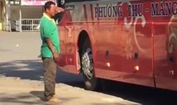 Hình ảnh người bố gạt nước mắt tiễn con đi học xa nhà khiến triệu người thổn thức