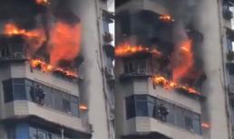 Hãi hùng giây phút sinh tử, đu mình trên ban công nhà cao tầng đang cháy ngùn ngụt 