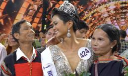 Bố mẹ H'hen Niê diện đồ dân tộc, chia sẻ cảm xúc khi con gái đăng quang Hoa hậu Hoàn vũ 2017