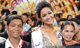 Đêm con gái đăng quang Hoa hậu, bố mẹ H'Hen Niê phải mượn 1 triệu đồng để đến ủng hộ