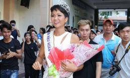 Về thăm trường cũ, H'Hen Niê được sinh viên chào đón nồng nhiệt