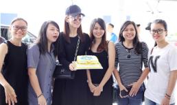 Phạm Văn Phương được fan Việt mang bánh ra tận sân bay mừng sinh nhật