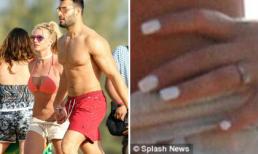 Lộ nhẫn lấp lánh trên tay, Britney Spears bị nghi ngờ đã đính hôn với phi công trẻ