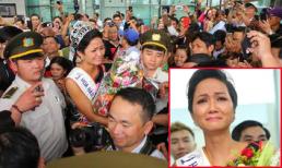 Hoa hậu H'Hen Niê diện trang phục dân tộc, bật khóc nức nở khi bố mẹ và hàng trăm người ra sân bay đón