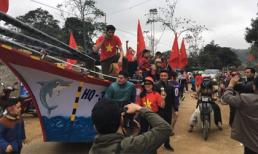 Người dân quê thủ môn Bùi Tiến Dũng diễu hành 'đón bão' trước chung kết U23 VN