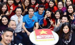 Á hậu Thanh Thanh Tú nói gì về hành động chống tay lên đùi thủ môn Bùi Tiến Dũng?