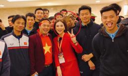 Cả đội nghiêm túc chụp hình, Đức Chinh lại 'lầy lội' đi nghịch ngợm, vén tóc MC thời tiết Mai Ngọc