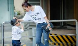 Mẹ con Diệp Bảo Ngọc phối đồ đồng điệu khi ra phố ngày cận Tết