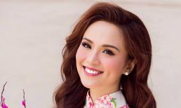 Hoa hậu Diễm Hương duyên dáng khi diện áo dài