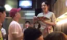 'Hoa hậu hài' Thu Trang lì xì hên xui đầu năm khiến hậu trường náo loạn