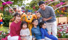 Gần hết Tết, gia đình Lý Hải rủ nhau ra đường hoa Nguyễn Huệ chụp hình