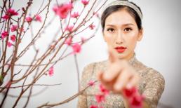 Thị Mầu 'Thương nhớ ở ai' e ấp bên hoa đào