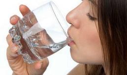 Uống nước muối nhạt khi vừa ngủ dậy buổi sáng: Thói quen nhỏ, lợi ích lớn