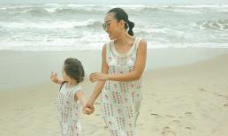 'Công chúa lai' nhà Đoan Trang diện đầm đôi vui vẻ dạo biển cùng mẹ