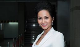 Hoa hậu H'Hen Niê diện cả cây vest trắng thanh lịch thử sức với vai trò MC