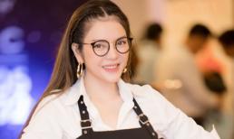 Lý Nhã Kỳ nhí nhảnh với quần yếm và kính Nobita