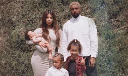 Kim Kardashian 'méo mặt' mới chụp được tấm ảnh cả gia đình bên con gái nhờ người sinh hộ