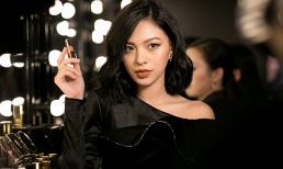 Tú Hảo hờ hững khoe bờ vai mảnh khảnh quyến rũ