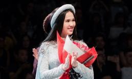 Lâu lắm rồi, Ngọc Trinh mới lại diện áo dài trình diễn thời trang