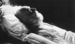 Cha dượng qua đời, cho con ruột 1 tỷ đồng nhưng khi thấy đôi tất cũ của cha, con riêng của vợ bật khóc