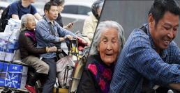 Câu chuyện cảm động về người con đưa mẹ đi làm cùng suốt 7 năm trên chiếc xe đạp điện