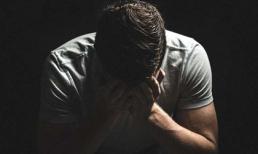 Sự xuất hiện bất ngờ của một gã đàn ông lạ mặt ở phòng sinh khiến chồng “ngã ngửa” về cô vợ ngoan của mình