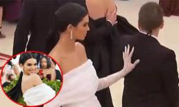 Met Gala 2018: Kendall Jenner bị chê thô lỗ khi đẩy nhân viên ra để chụp ảnh