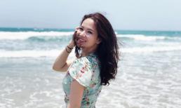 MC Đan Lê diện váy hoa, thả dáng trên bãi biển